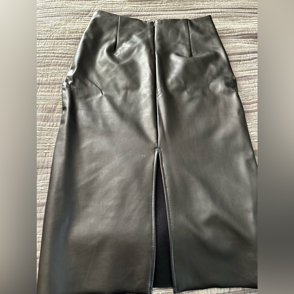 Leather black skirt. Midi. Size M